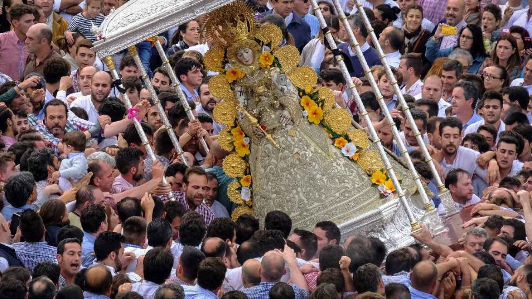La Virgen del Rocío, preparada para la romería del reencuentro
