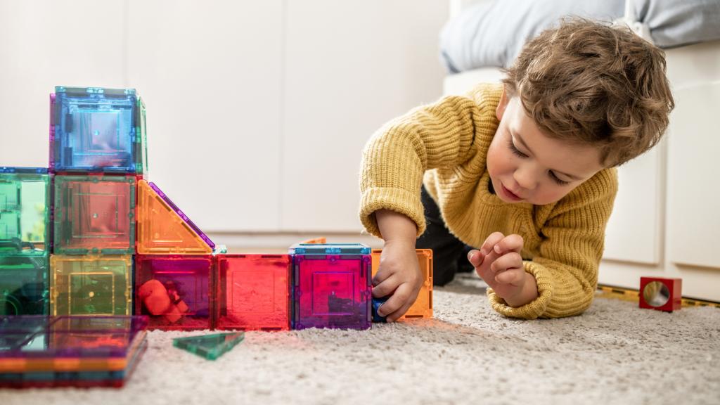 Un niño jugando.