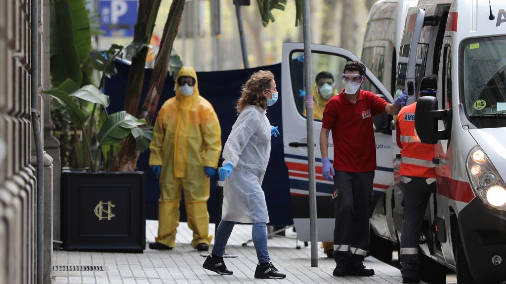 Trabajadores sanitarios a las puertas del Cotton House Hotel de Barcelona, que ha sido habilitado para pacientes.