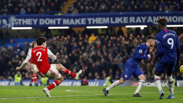 Héctor Bellerín ante dos jugadores del Chelsea en un derbi de Londres en Stamford Bridge