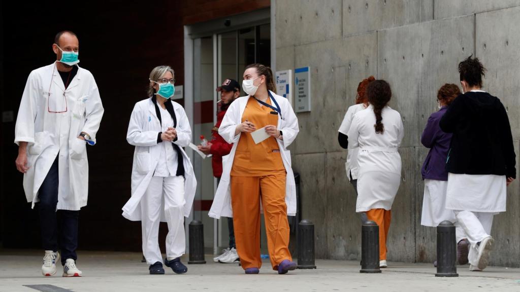 Personal médico del Hospital de Bellvitge en L'Hospitalet (Barcelona) durante el estado de alarma.