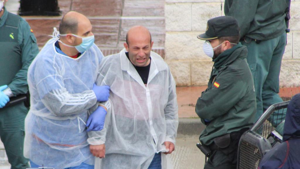 Rafael Aguilera (centro), alcalde de Alcalá del Valle (Cádiz), tras el desalojo de la residencia La Pasionaria, en su pueblo.