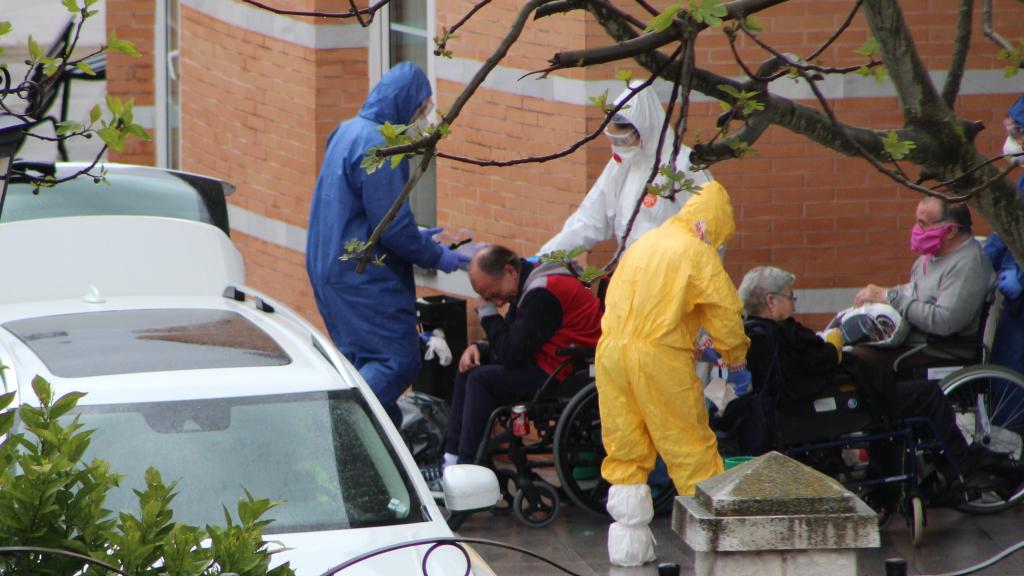 Varios residentes del geriátrico de Alcalá del Valle (Cádiz), durante su evacuación.