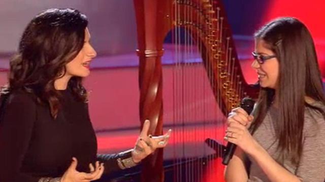 Laura Pausini junto a Rosa, la concursante que cantó con un arpa en 'La Voz'