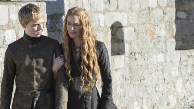 El Rey Tommen y su madre, la Reina Cersei, en la quinta temporada de 'Juego de tronos'