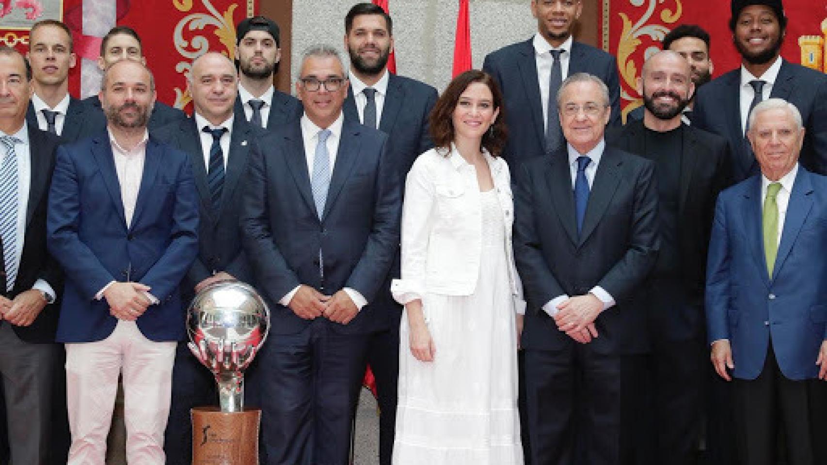 Isabel Díaz Ayuso, junto a Florentino Pérez y la plantilla del Real Madrid de baloncesto