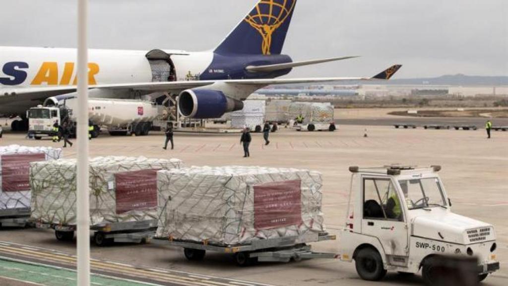 Un millón de mascarillas y 5.000 trajes protectores llegaron al aeropuerto de Zaragoza.