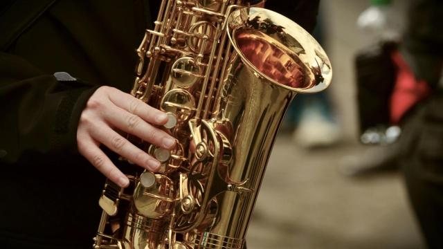 Un saxofonista anima el confinamiento en Monte Alto al son de the show must go on
