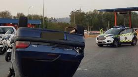 VÍDEO: Una persecución en la autopista gallega acaba con un coche volcado en un peaje