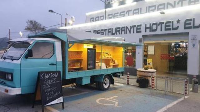 Este 'food truck' espera a los camioneros que necesiten comer o beber algo caliente