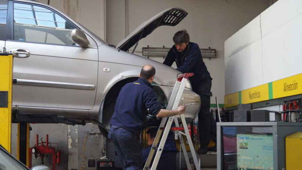 Mecánicos del taller Pérez Illán arreglando un vehículo.