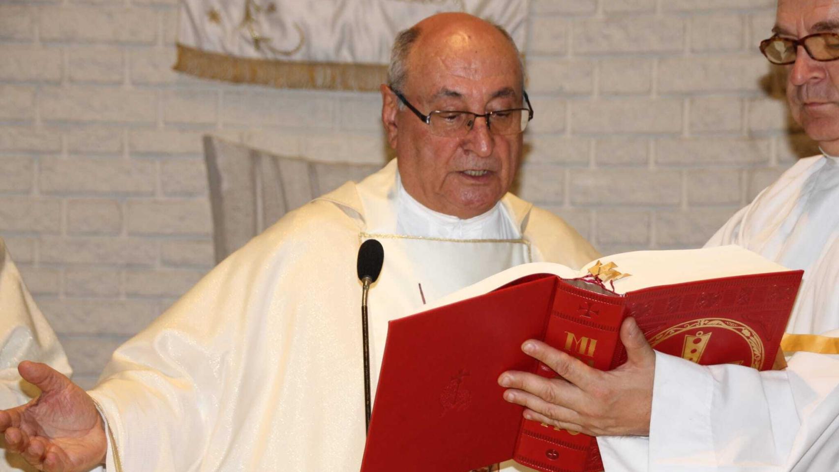 El párroco fallecido, Manuel García Barrio, durante una misa en la parroquia Divino Pastor.