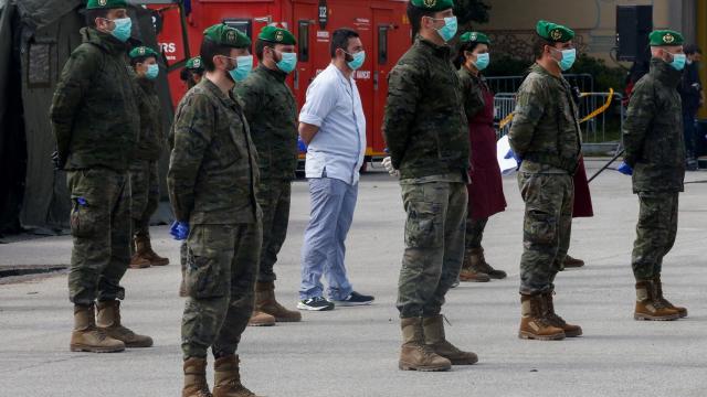 Soldados de la UME, ataviados con máscaras protectoras