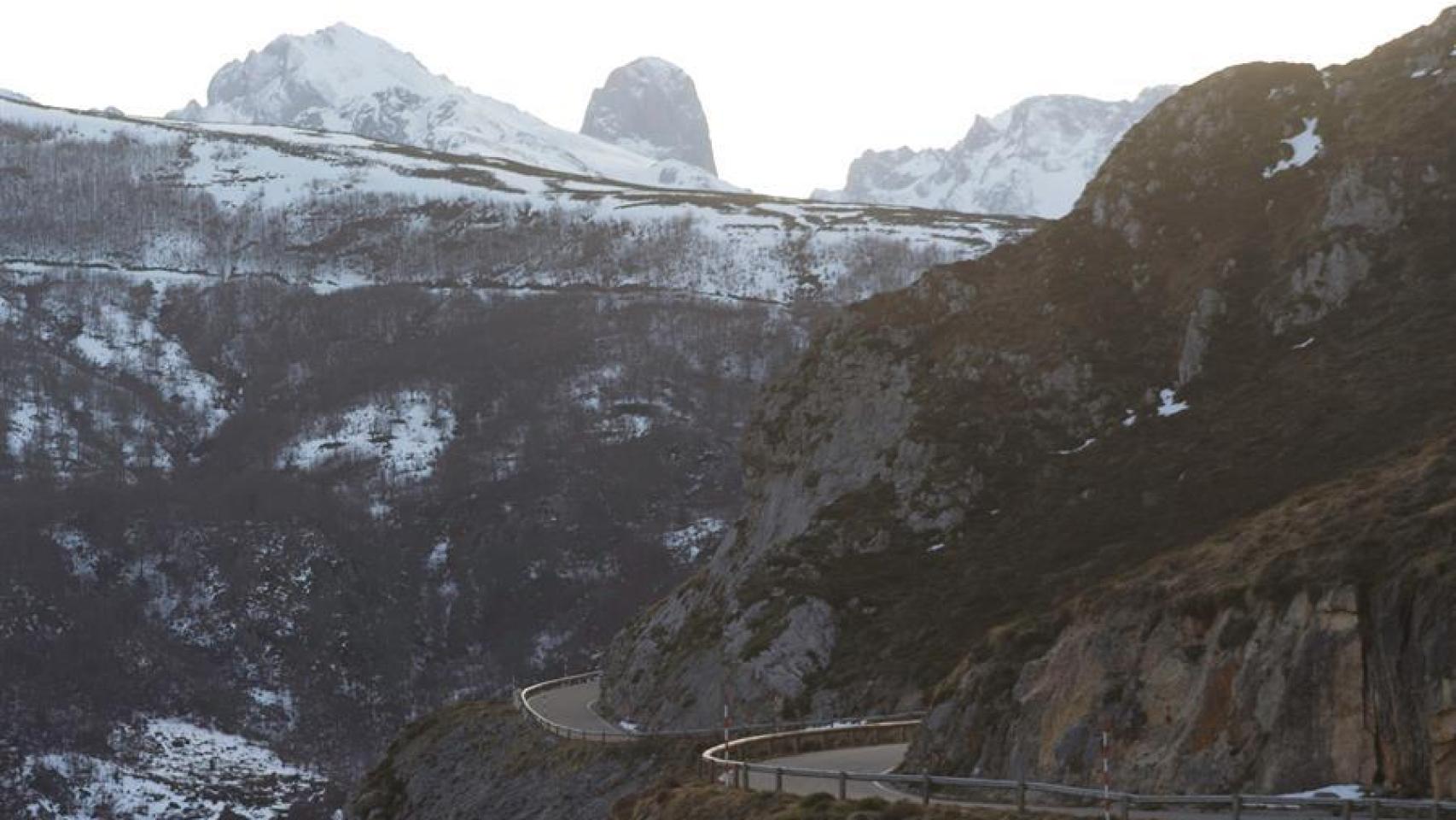 Vista general del acceso para vehículos desde Asturias, pasando por Arenas de Cabrales y Sotres, al pequeño municipio de Tresviso.