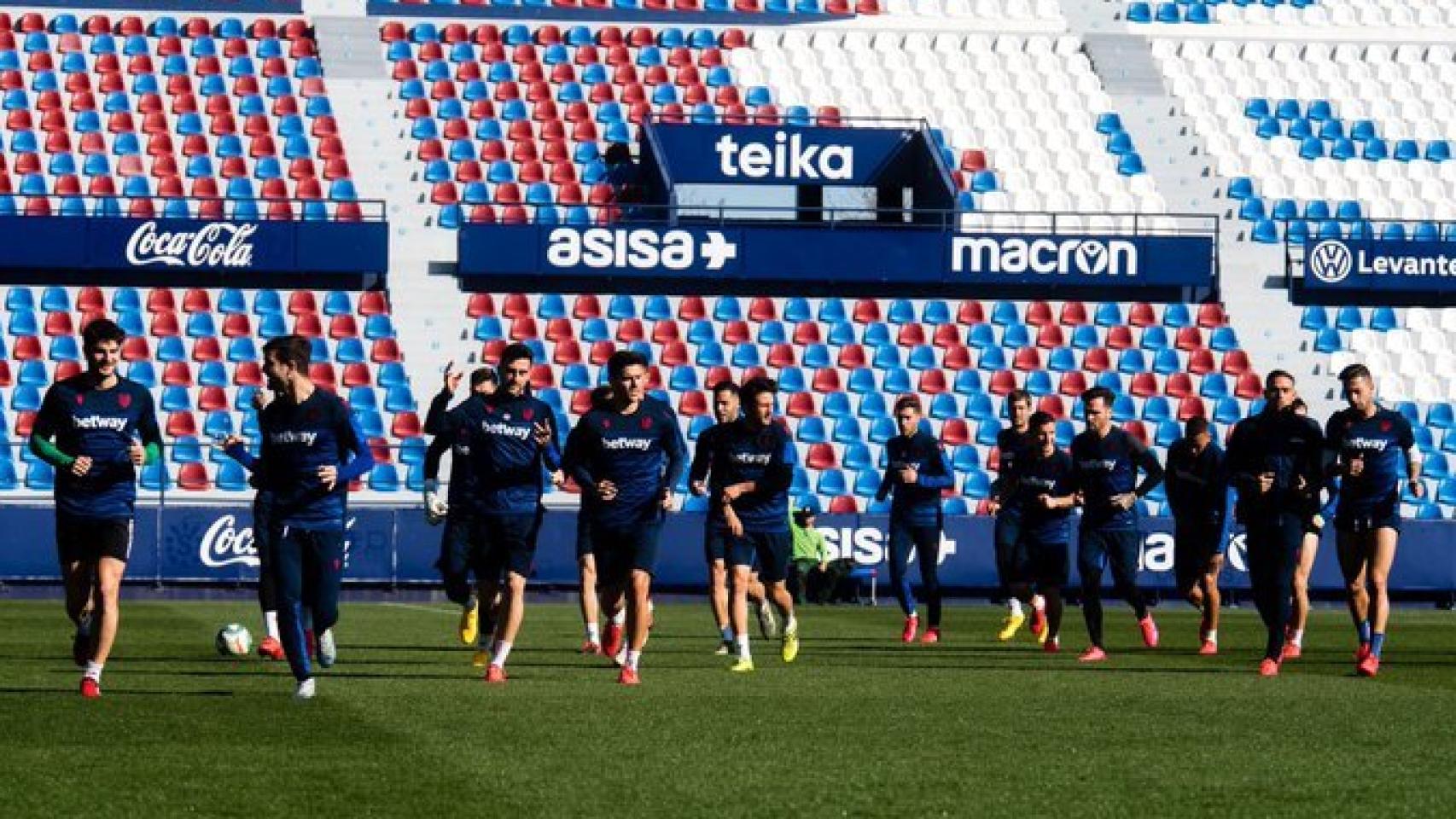 El Levante UD en el último entrenamiento antes del parón