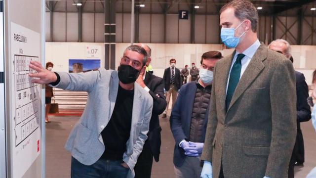 El rey Felipe VI visita el hospital de emergencias instalado en Ifema (Madrid)