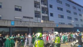 Homenaje de los cuerpos de seguridad al personal del CHUAC por el coronavirus