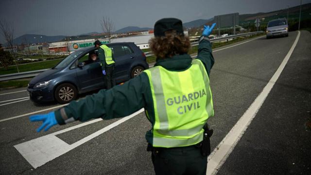 La Guardia Civil efectúa un control durante el estado de alarma.