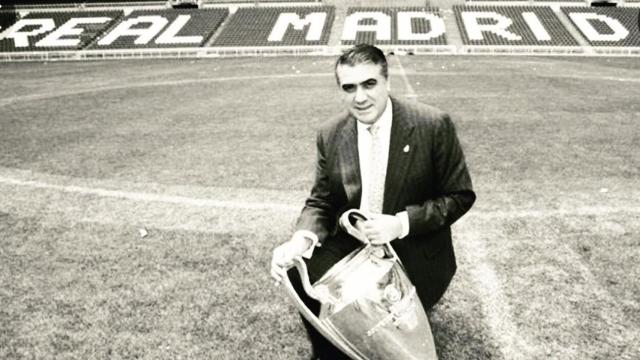 Lorenzo Sanz, con una de las Champions League que consiguió