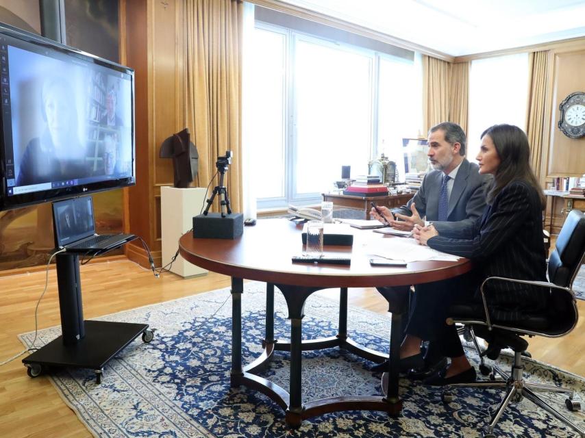 La reina Letizia con 'blazer' diplomática y 'slippers'.