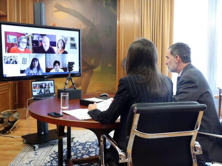 Felipe VI y Letizia desde su despacho de Zarzuela.