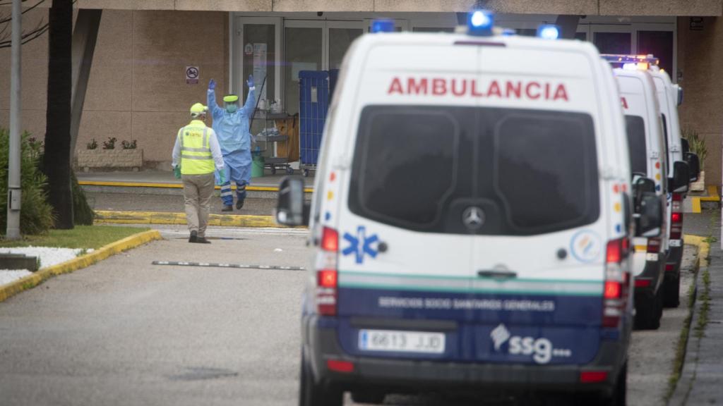 Llegada de ambulancias a la Residencia de Tiempo Libre de La Línea con ancianos enfermos de coronavirus.