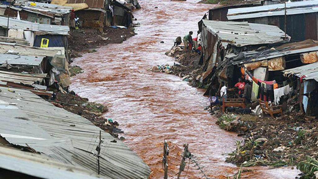 El río, a su paso por la comunidad de chabolas.