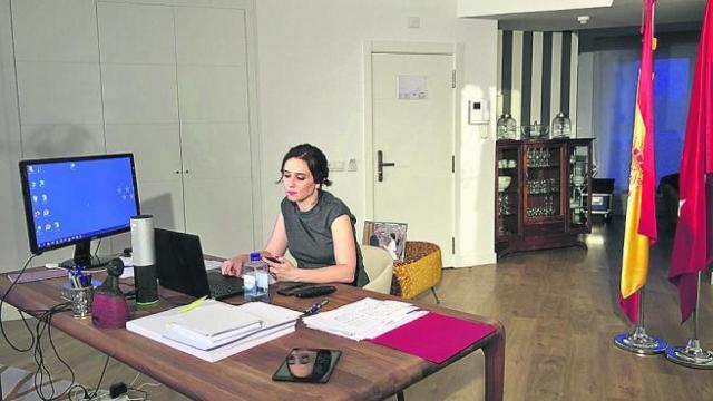 Isabel Díaz Ayuso en su habitación de hotel en la que pasa la cuarentena.