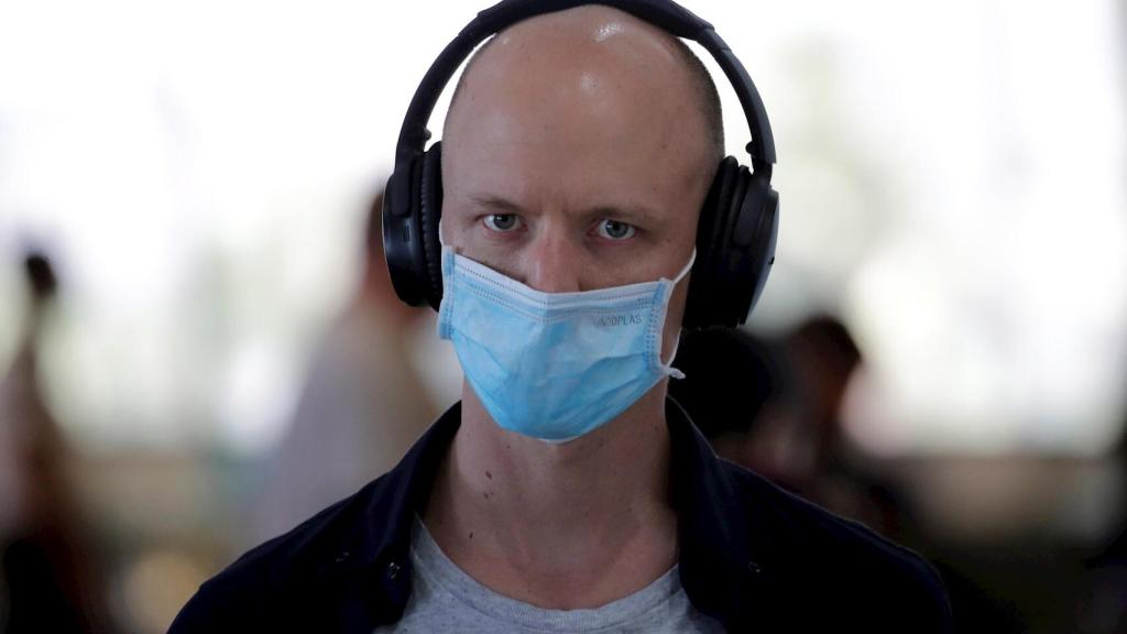 Un pasajero con mascarilla en el aeropuerto internacional de Manila, Filipinas. EFE/EPA.