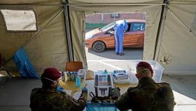 Puesto móvil para tests rápidos del coronavirus operado por el Ejército en Alemania. EFE/EPA