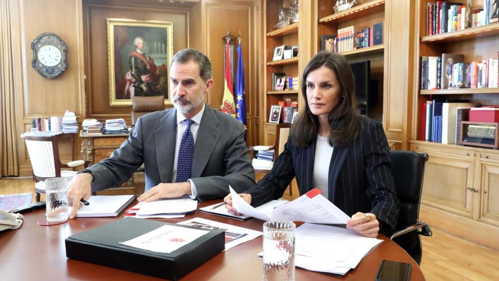 Felipe VI y Letizia desde su despacho de Zarzuela.