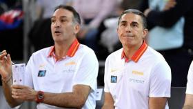 Luis Guil, junto a Sergio Scariolo en un partido de la seleción española