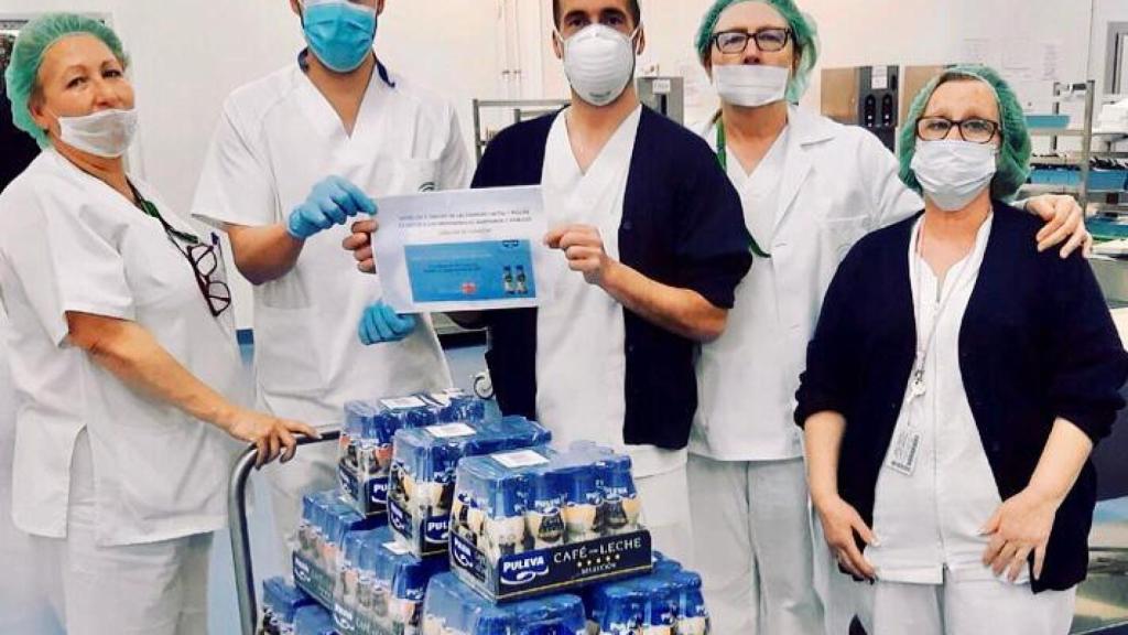 Entrega de café con leche de Puleva en el hospital Clínico de Granada.