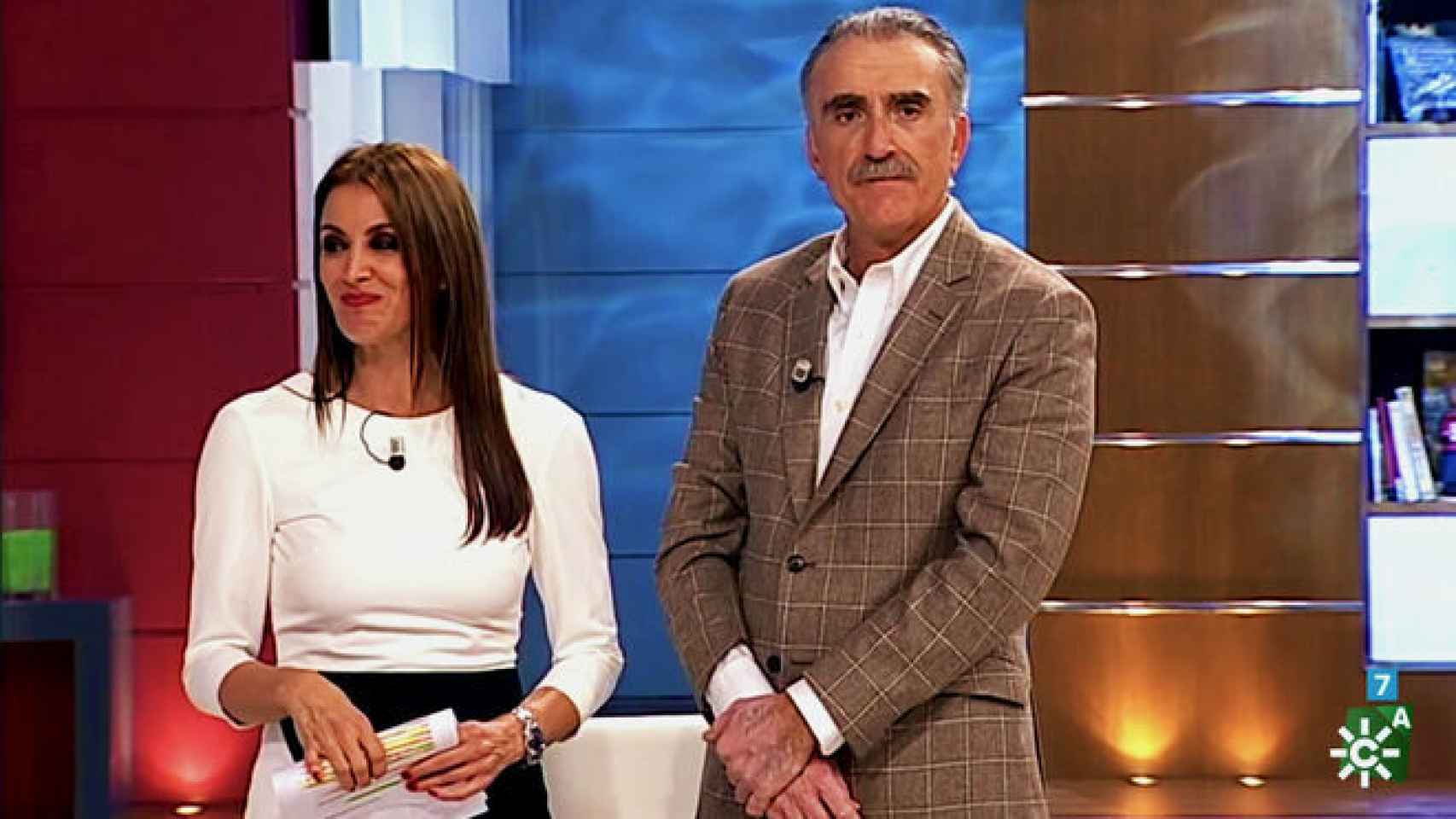 Los presentadores del programa de televisión de Canal Sur 'La tarde, aquí y ahora', Eva Ruiz y Juan y Medio.