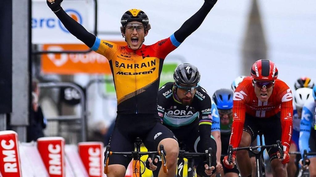 Iván García Cortina celebra su victoria en la Paris-Niza por delante de Peter Sagan