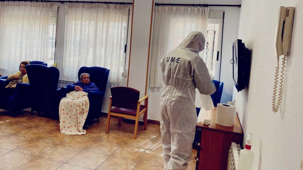 Un militar de la UME desinfectando una residencia de ancianos.