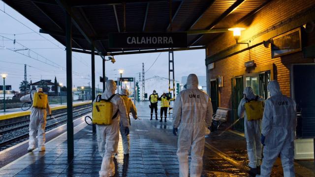 Los efectivos de la UME en una estación de tren en Calahorra, esta misma semana.