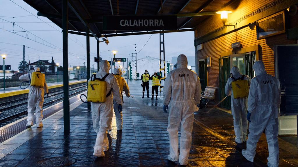 Los efectivos de la UME en una estación de tren en Calahorra, esta misma semana.