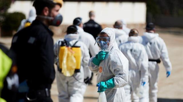 Miembros de la Unidad Militar de Emergencia se despliegan en el centro de menores DIDA de Badalona.