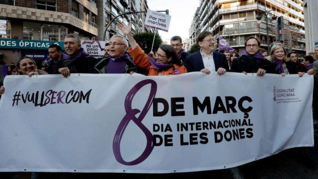 Ximo Puig y otras autoridades en la manifestación del 8M en Valencia./