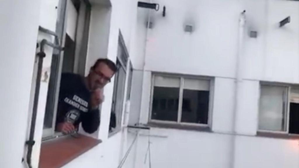 Captura de un vídeo de Noah cantando desde su ventana