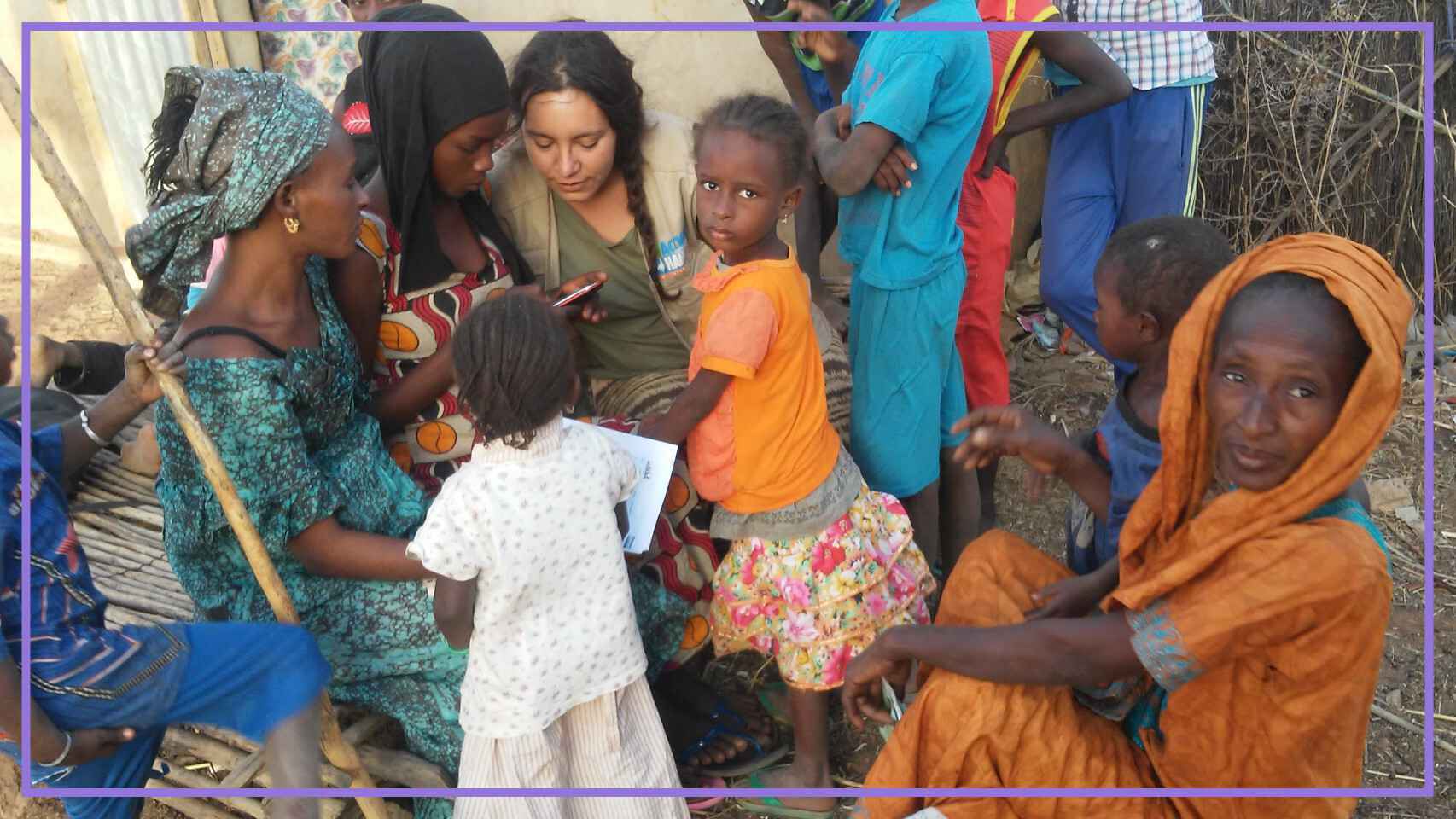 Laura enseñando a utilizar su app en Senegal.