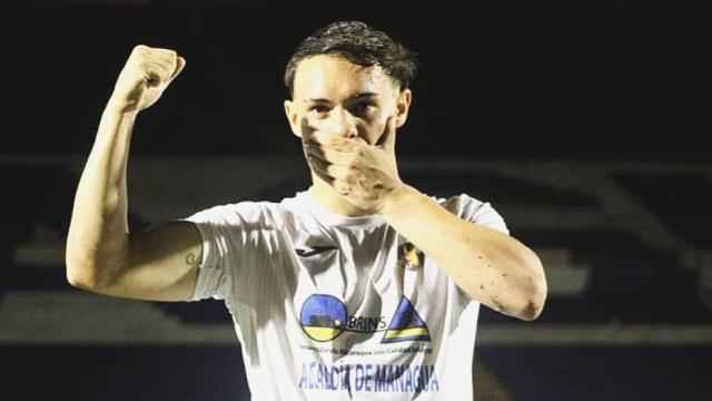 Pablo Gállego, tras marcar un gol celebrándolo contra el Covid-19