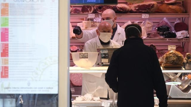 Un hombre adquiere alimentos en Roma.