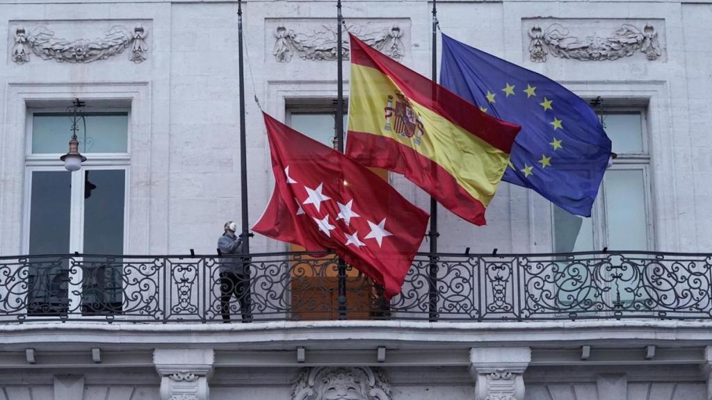 Banderas a media hasta en la sede de la Comunidad de Madrid.