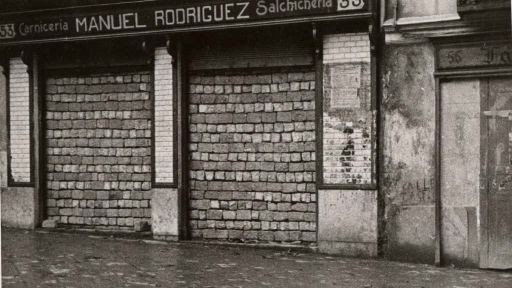 Una carnicería del barrio de Argüelles, tapiada con adoquines.