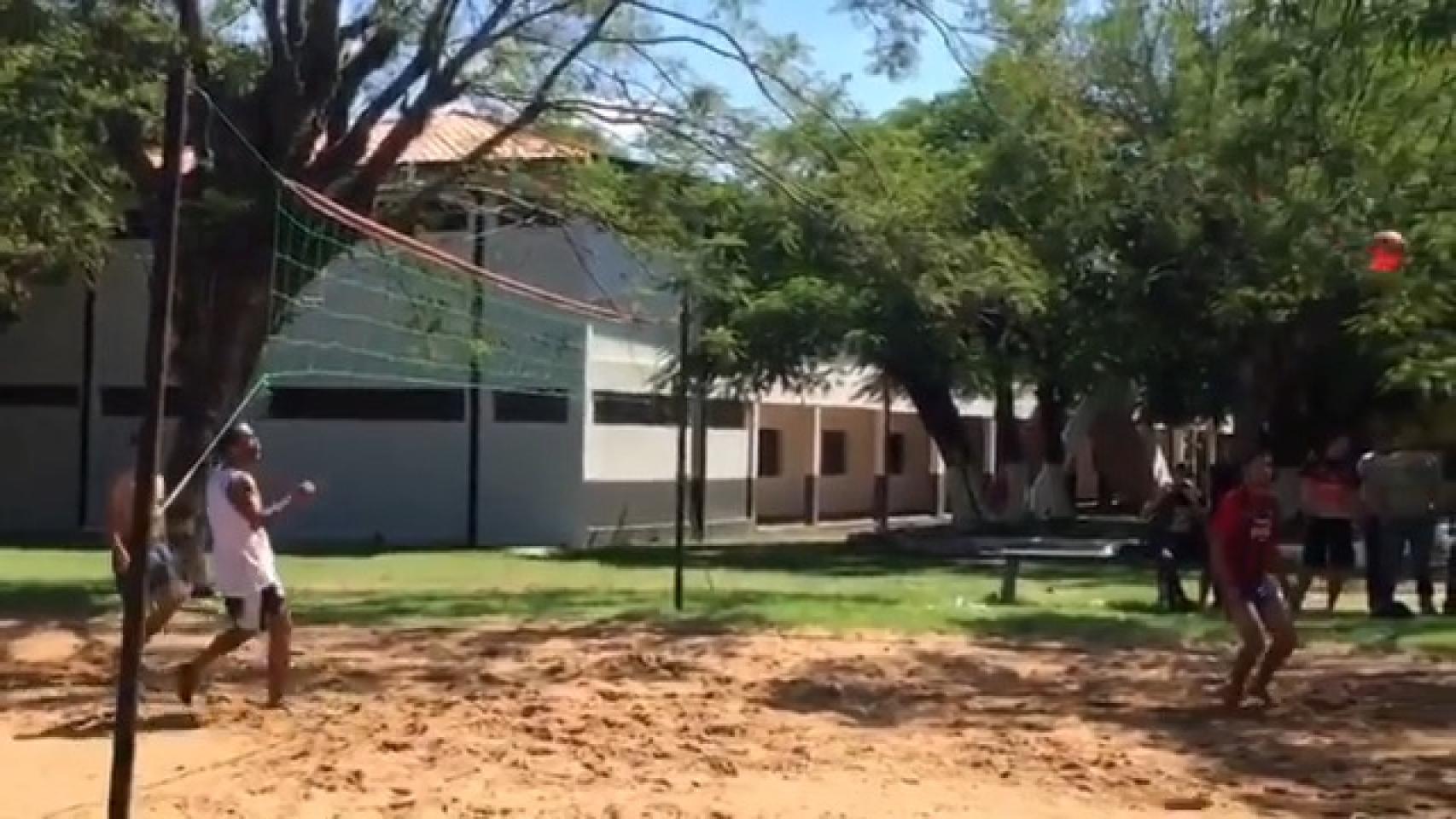 Ronaldinho jugando al 'futvoley' con los reclusos de la cárcel de Paraguay