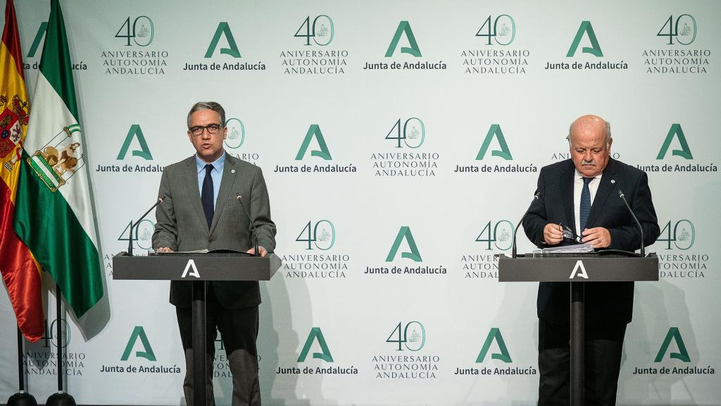 El consejero de Presidencia de la Junta, Elías Bendodo, y el de Salud, Jesús Aguirre, esta lunes.