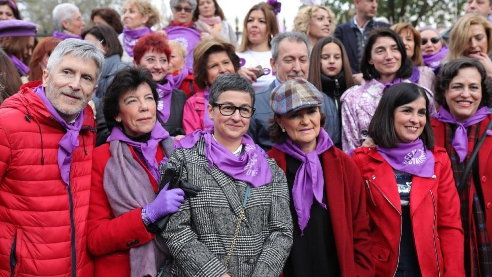 Los ministros Fernando Grande-Marlaska, Isabel Celaá, Arancha González Laya, la vicepresidenta primera del Gobierno, Carmen Calvo,  la ministra Carolina Darias y la exministra de Trabajo Magdalena Valerio, en los momentos previos a la manifestación del 8M