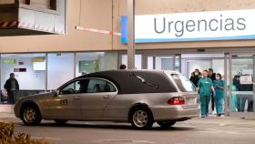 Un coche fúnebre frente a la entrada de Urgencias, en un hospital.